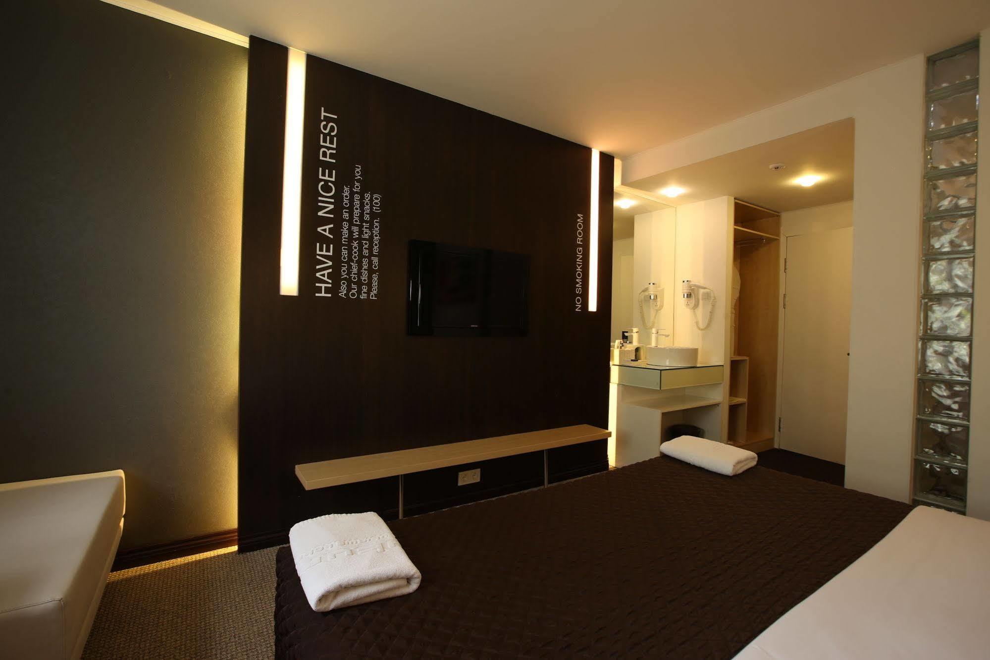 Futuro Hotel Bishkek Exterior foto